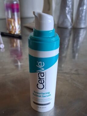 rave Serum Pump Bottle – White & Teal